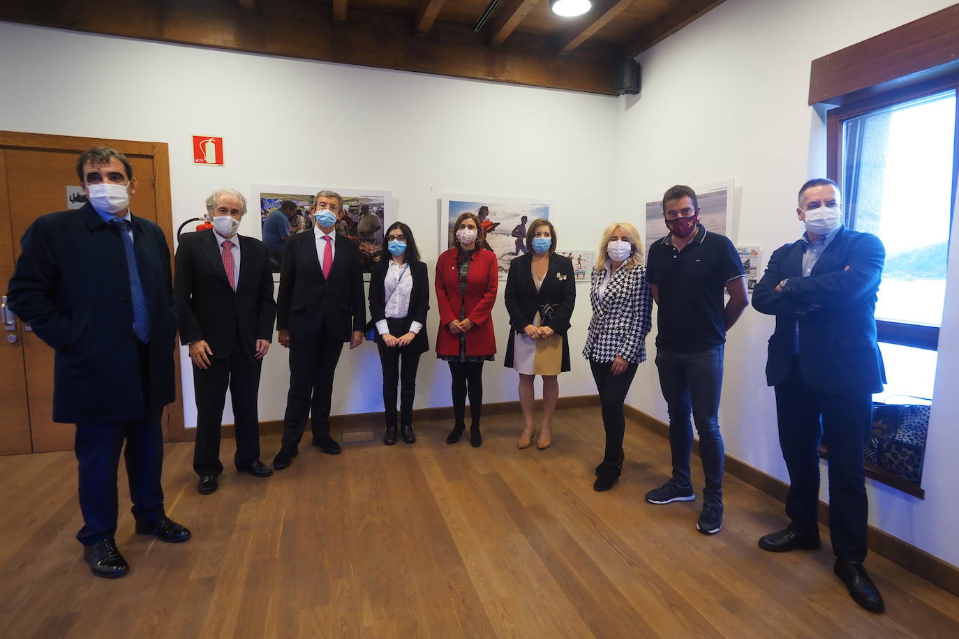 Ignacio Pérez, José Manuel Igual, Luis Revenga, Ana Cobo, Paula Fernández, Rosa Valdés, Carmen Pérez, Fernando Ruiz e Íñigo Noriega, en la inauguración de la muestra.