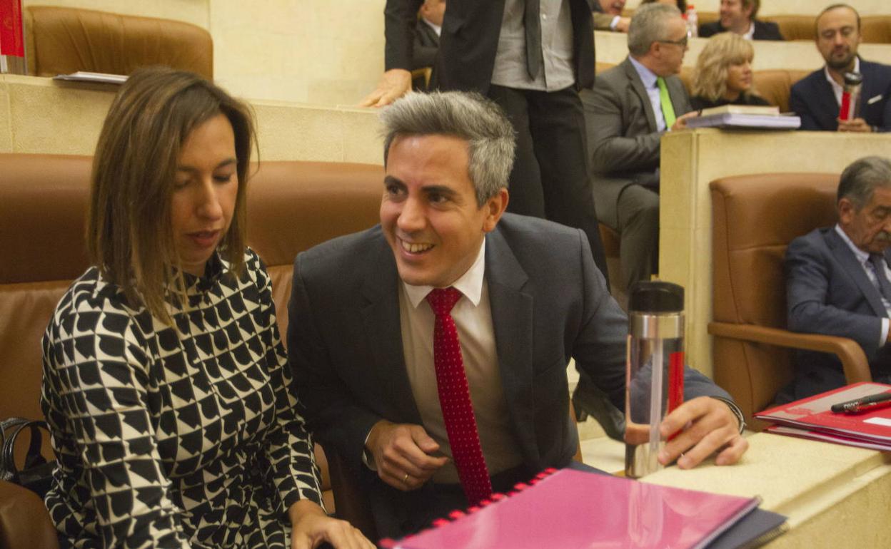 La consejera de Economía junto a Zuloaga en el debate de presupuestos del año pasado 