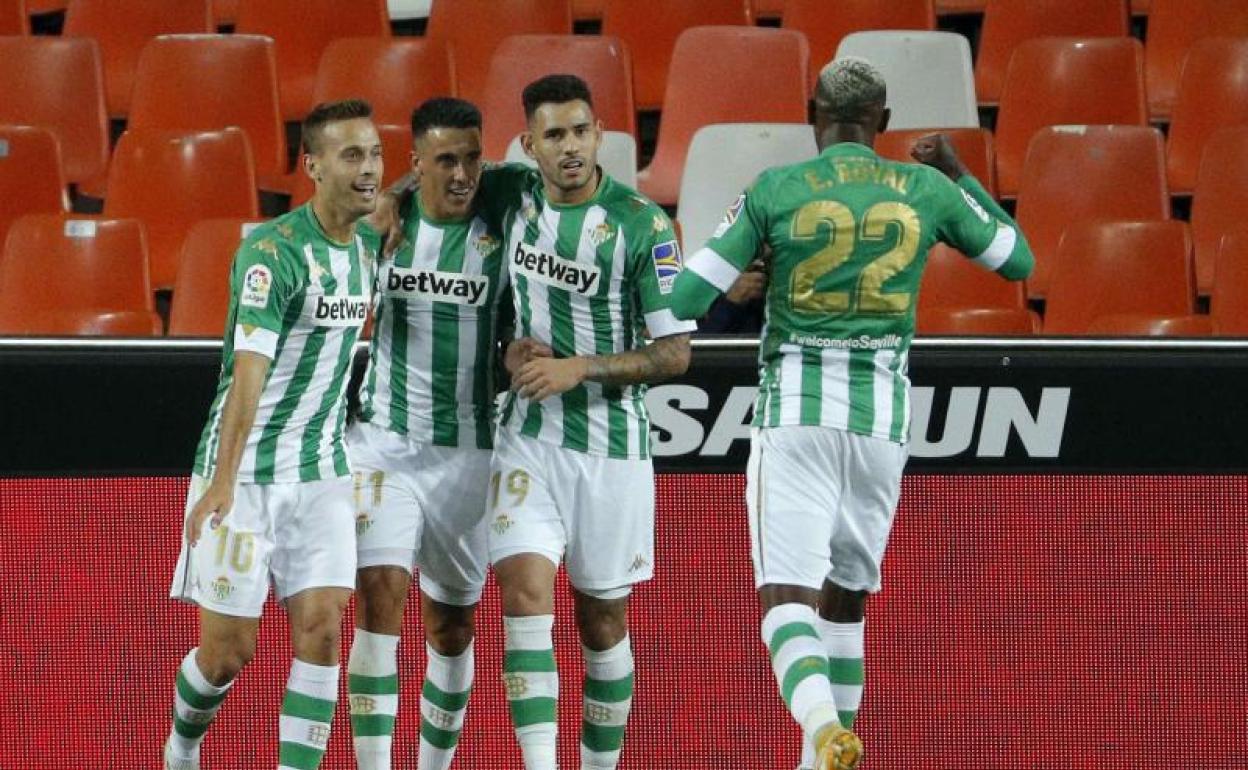 Jugadores del Betis, uno de los equipos que lucen el patrocinio de una casa de apuestas en su camiseta, celebrando un gol. 