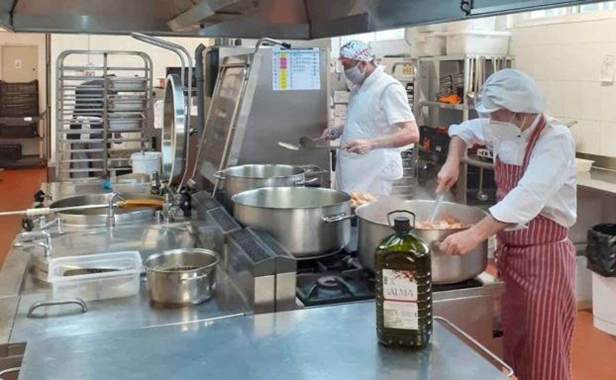 Dos trabajadores del catering de Ampros