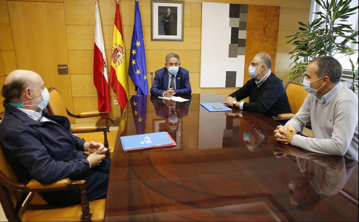 Imagen de la reunión mantenida por Revilla con representantes del Sindicato Médico.