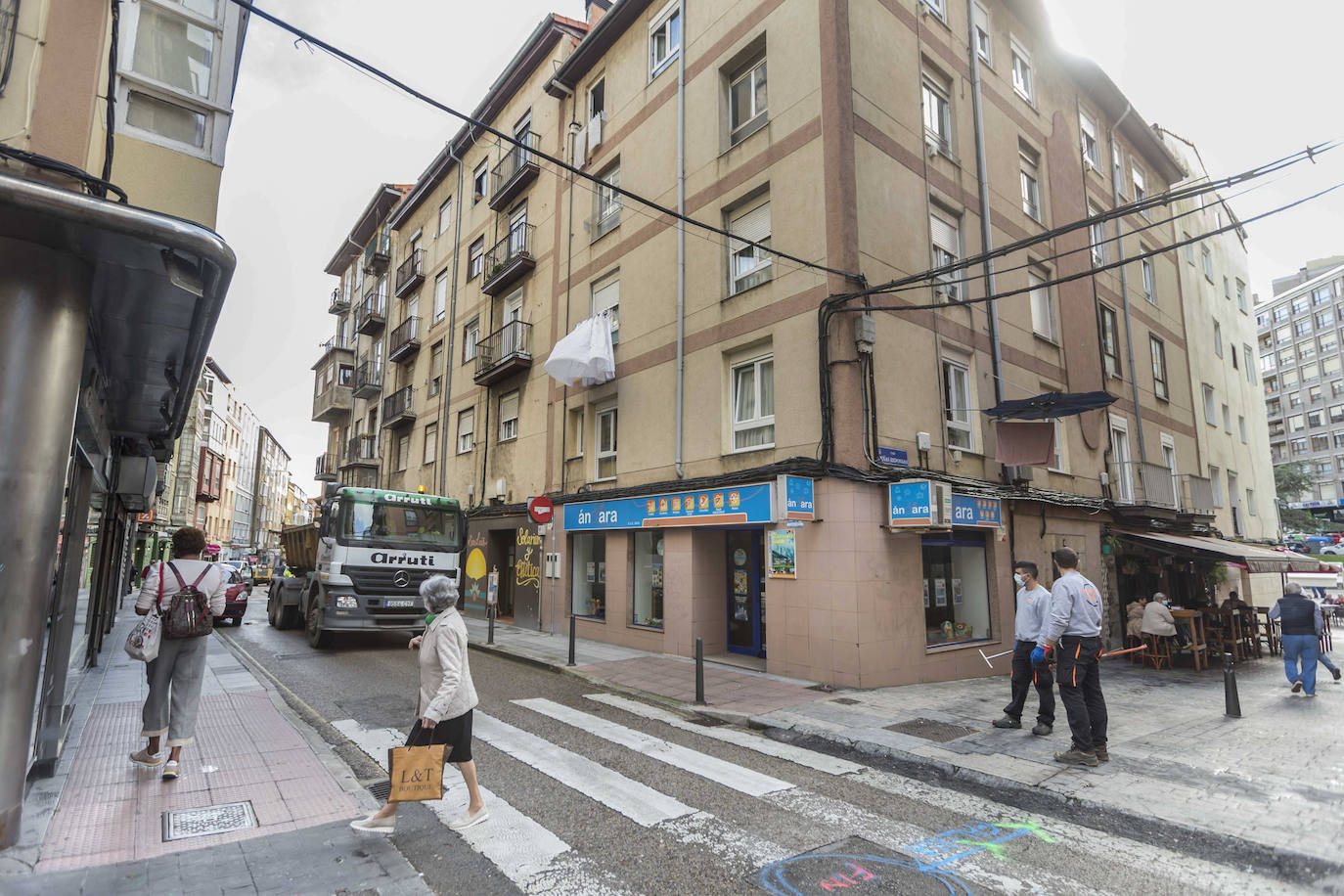 Ya han comenzado las obras para la peatonalización de la calle San Luis en Santander.