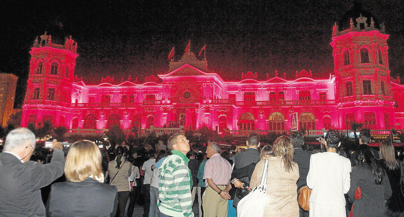 Junio de 2012. La fachada del Casino iluminada para festejar su inauguración tras la reforma.