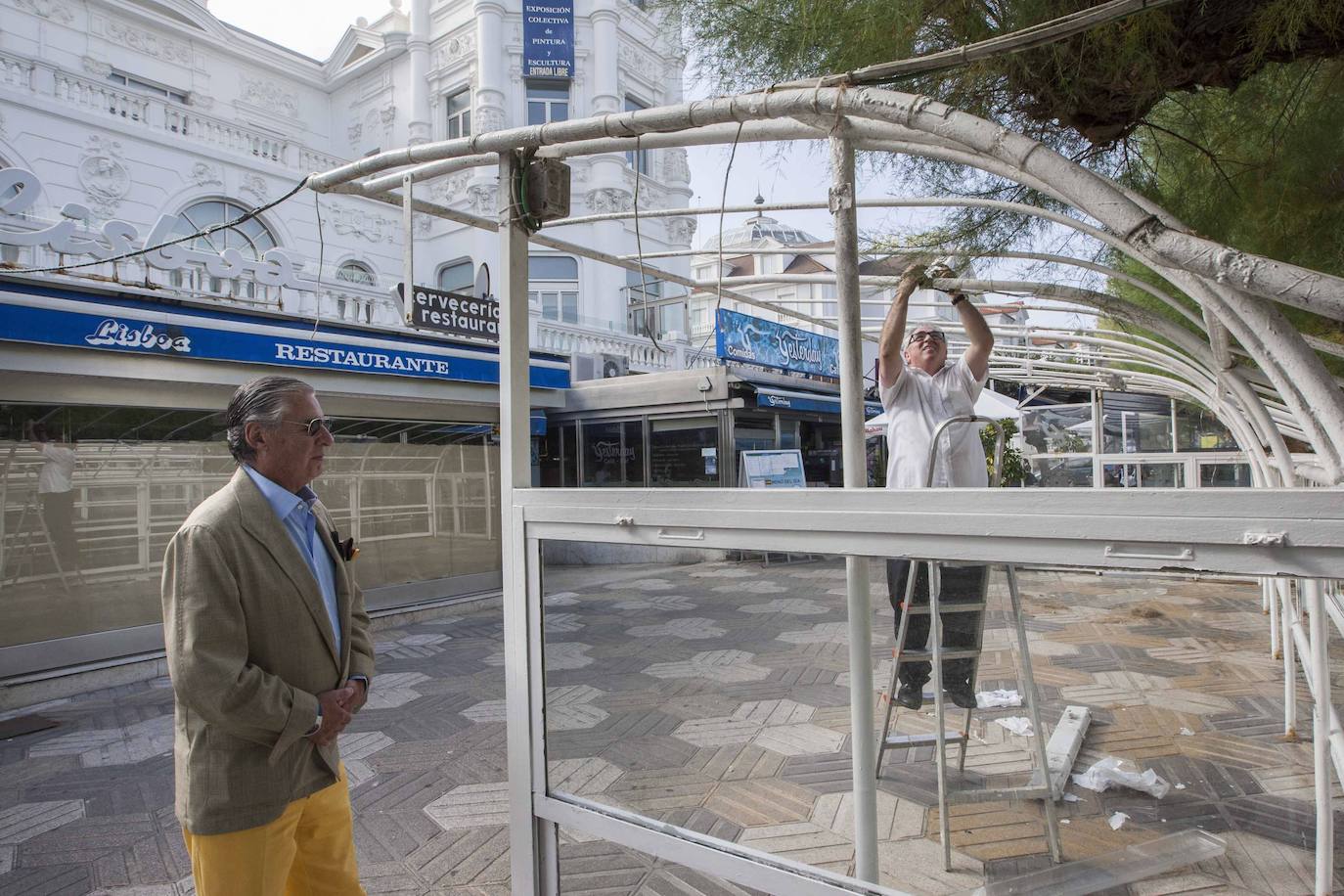 Octubre de 2014. Desmontaje de las estructuras de la cafetería Lisboa, situada en los bajos del Casino, en Santander. El dueño, José María Fernández, observa los trabajos. 