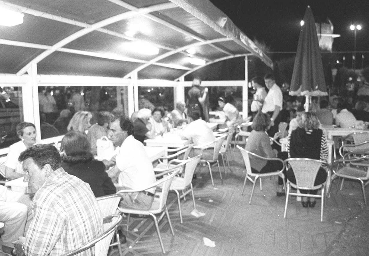 Julio de 1998. Terraza de los bajos del Casino