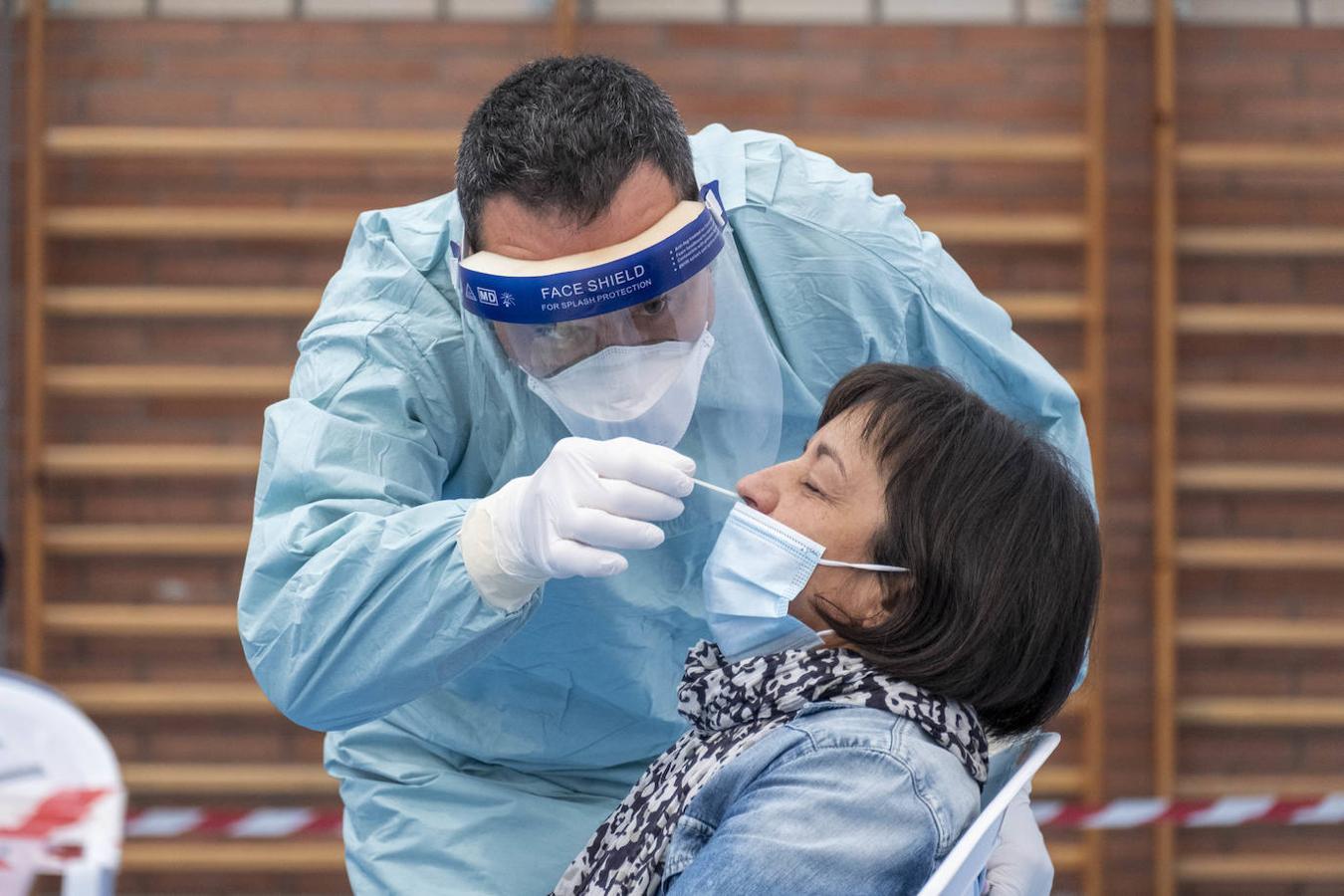 Sanidad ha instalado un punto para realizar pruebas PCR masivas en el polideportivo de Selaya para intentar atajar así el brote de covid surgido en los últimos días.