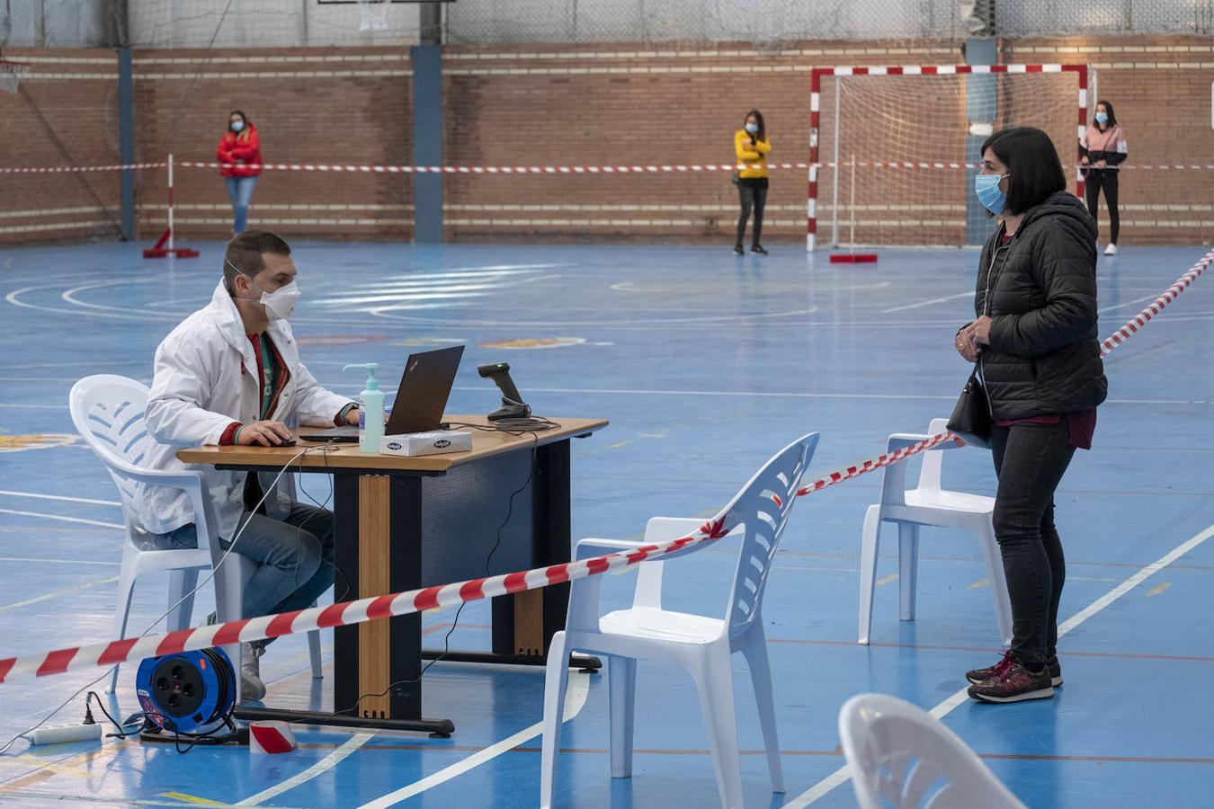 Sanidad ha instalado un punto para realizar pruebas PCR masivas en el polideportivo de Selaya para intentar atajar así el brote de covid surgido en los últimos días.