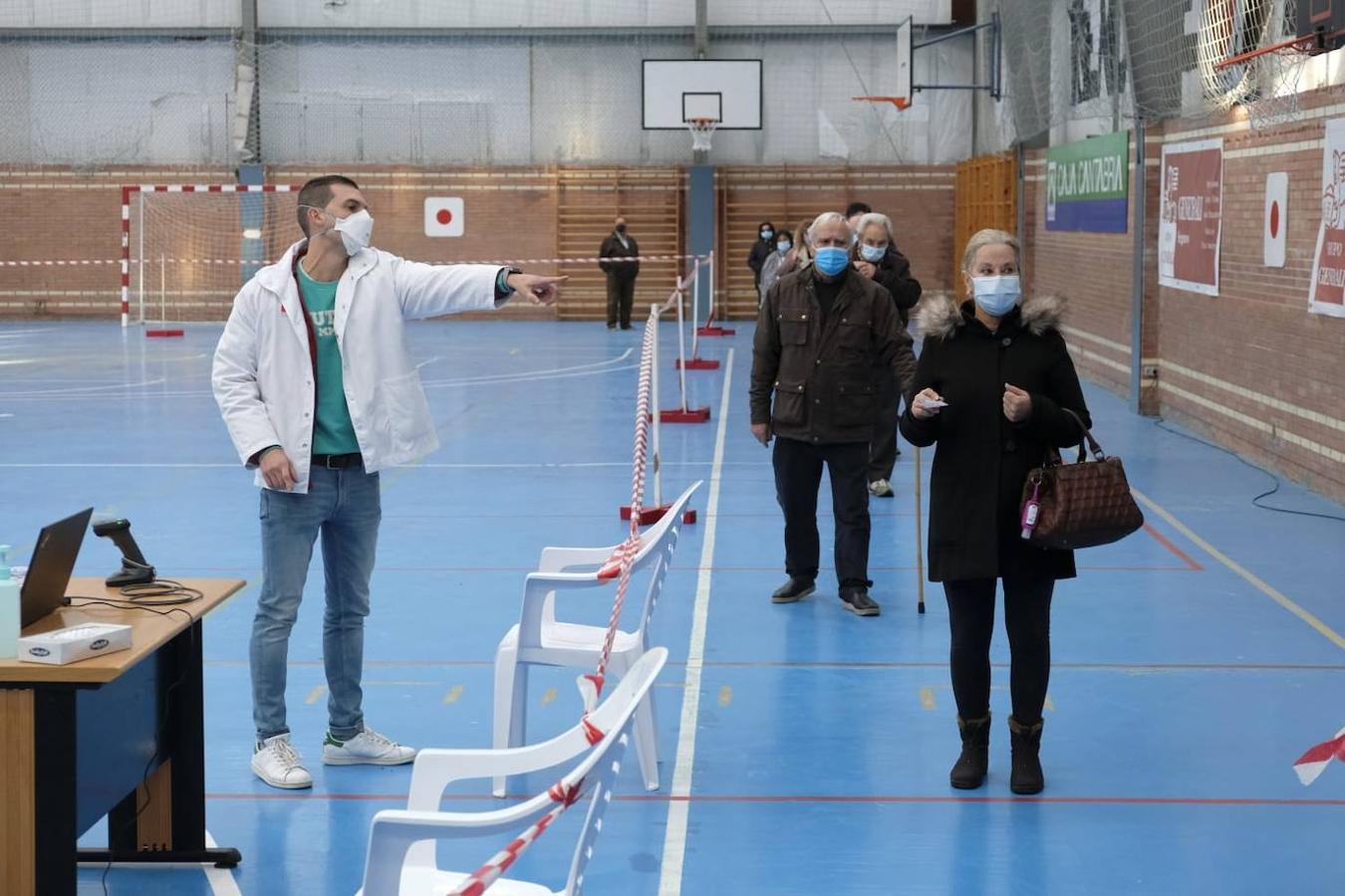 Sanidad ha instalado un punto para realizar pruebas PCR masivas en el polideportivo de Selaya para intentar atajar así el brote de covid surgido en los últimos días.