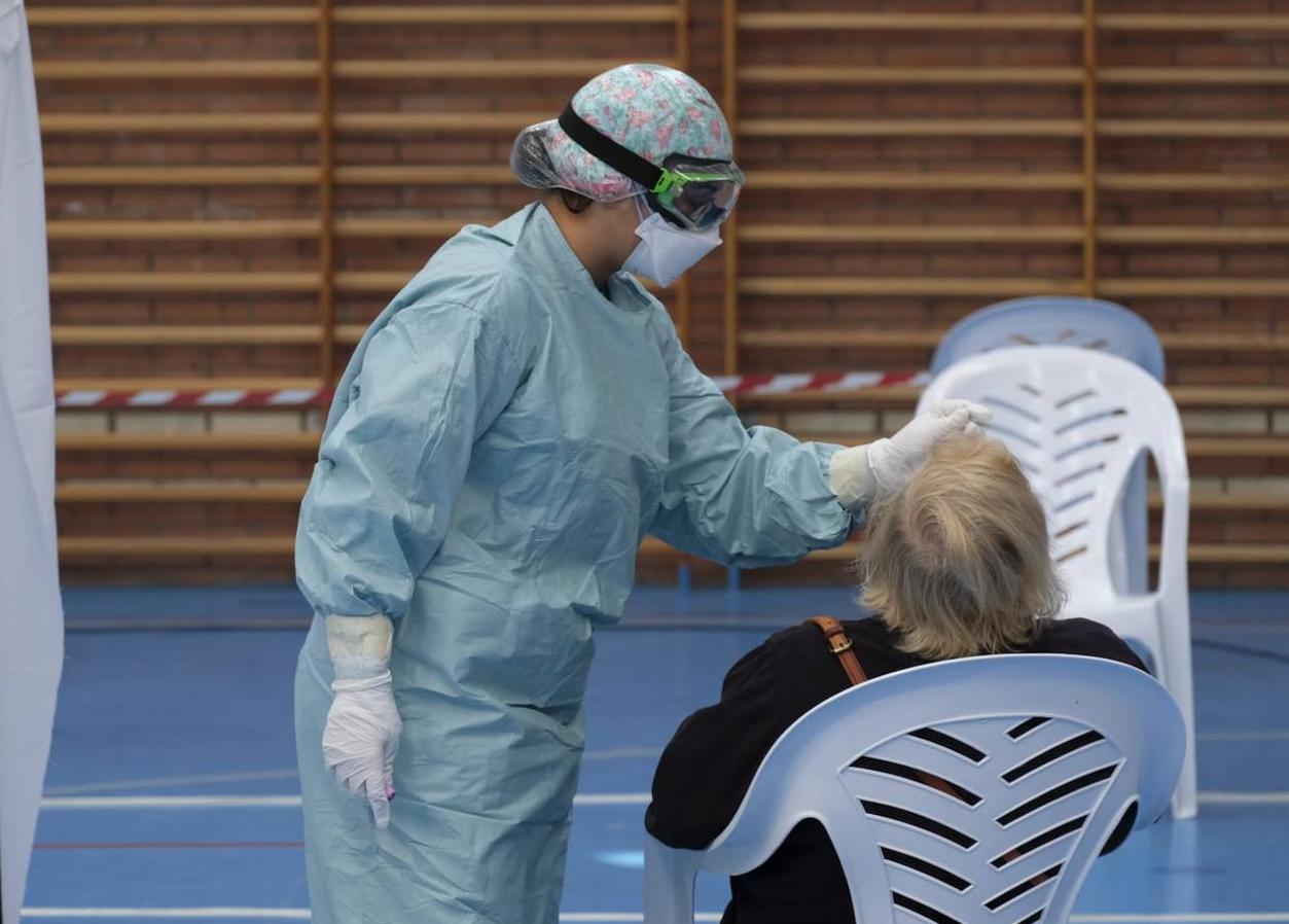 Sanidad ha instalado un punto para realizar pruebas PCR masivas en el polideportivo de Selaya para intentar atajar así el brote de covid surgido en los últimos días.