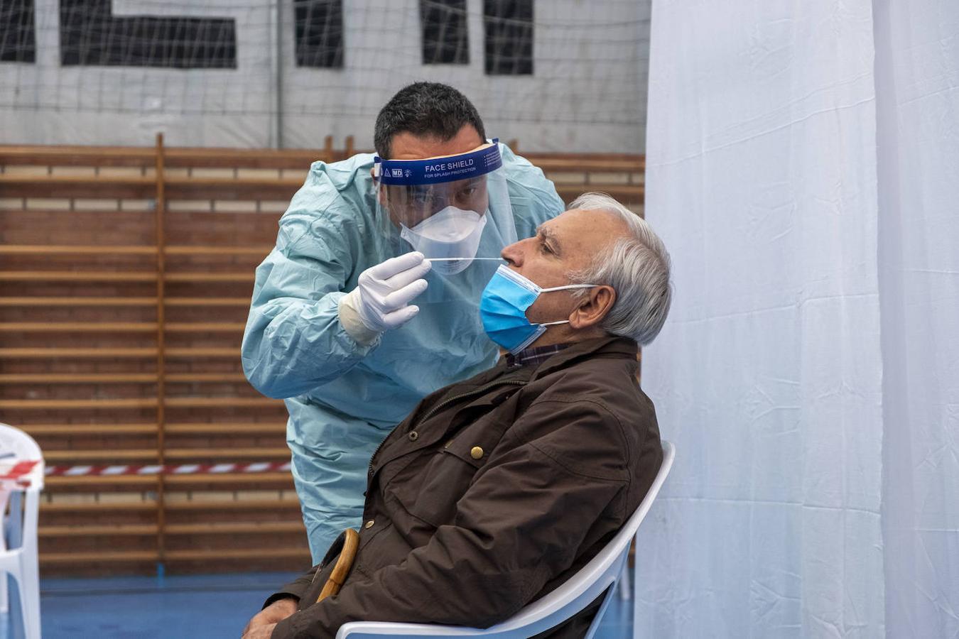 Sanidad ha instalado un punto para realizar pruebas PCR masivas en el polideportivo de Selaya para intentar atajar así el brote de covid surgido en los últimos días.