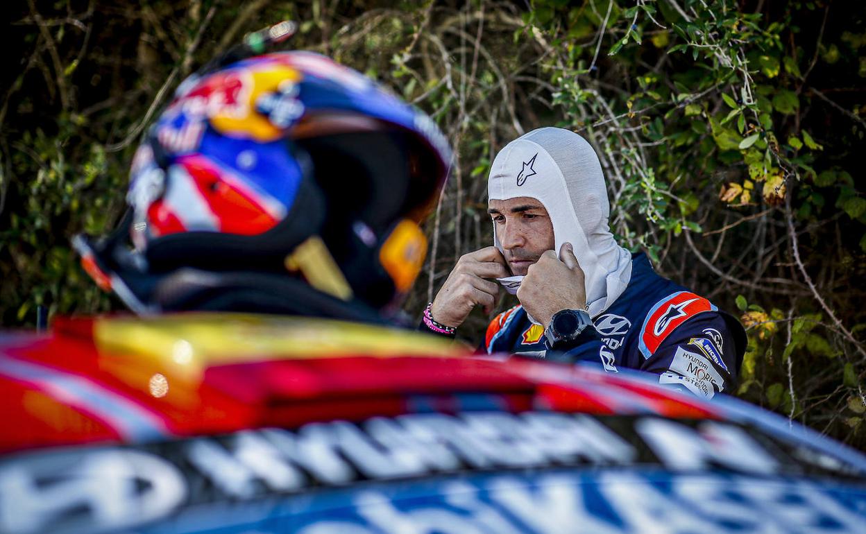 Dani Sordo antes de ponerse el casco para competir.