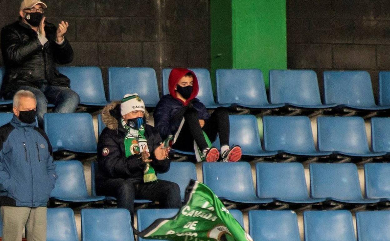 Aficionados con mascarilla en el amistoso entre el Racing y el Alavés B.