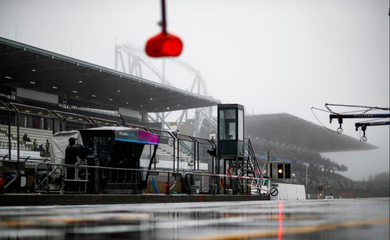 La pista de Nürburgring, tras el intenso aguacero caído este viernes. 