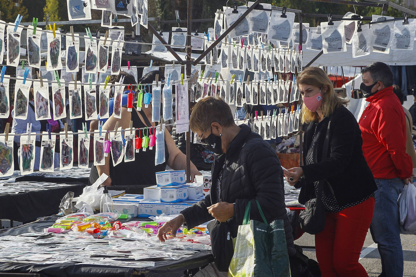 Las mascarillas son un producto muy buscado en el mercadillo de los jueves de Torrelavega y en otros mercadillos de de la región. 