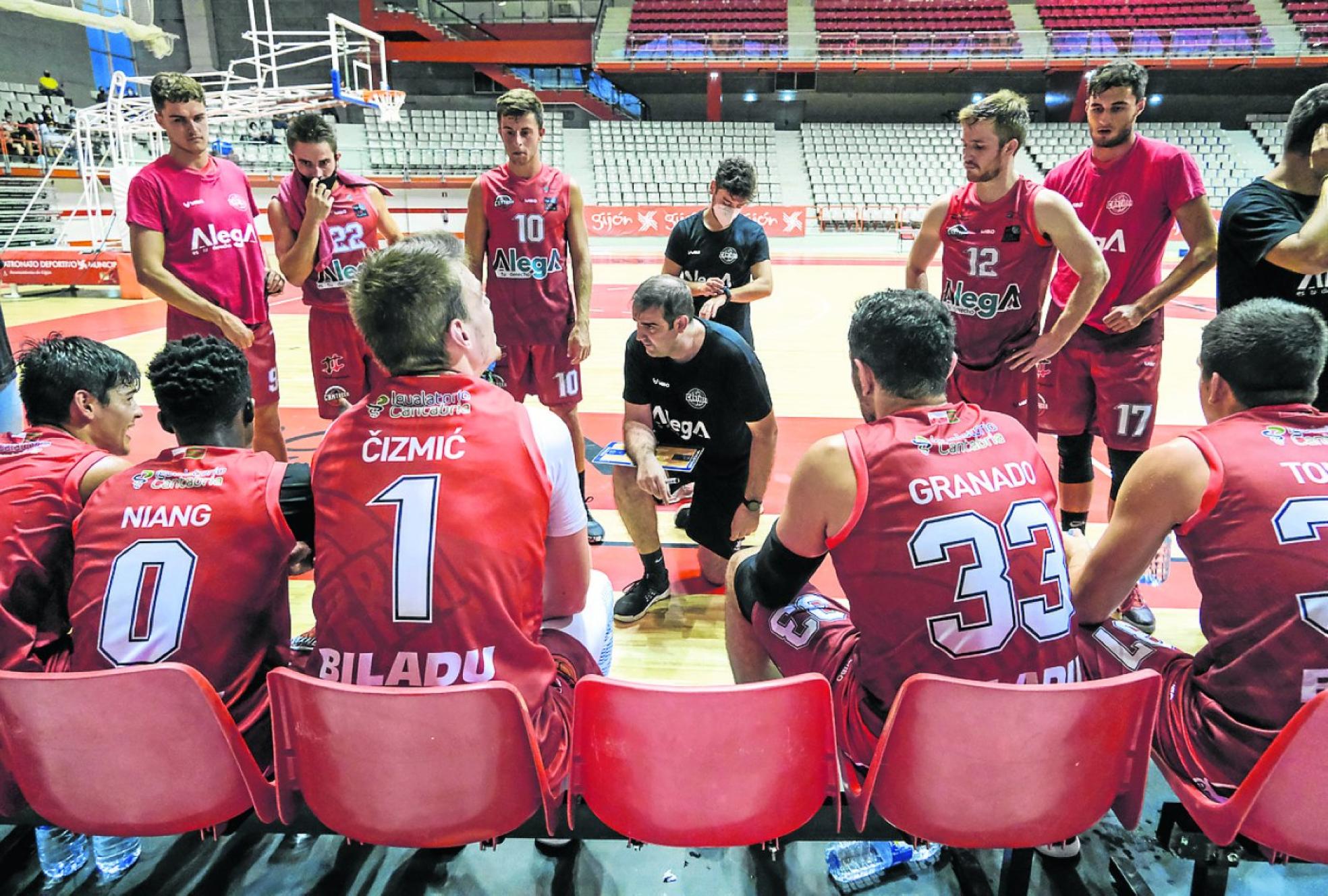 El técnico David Mangas da instrucciones al equipo durante el partido de pretemporada ante el Círculo Gijón. 