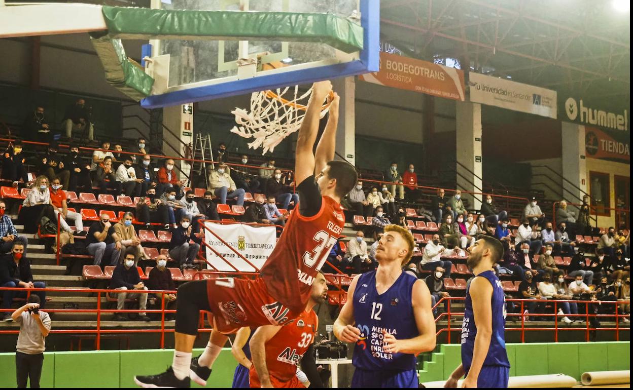 Toledo, del Alega, encesta ante la mirada de Prgomet, del CAM.