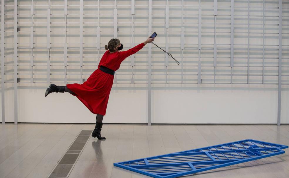 La obra de Fernanda Fragateiro, cuya instalación consta de tres elementos, alude al proyecto social de los 'Robin Hood Gardens', edificio que fue emblema de la utopía moderna y que acabó ejemplificando sus defectos.