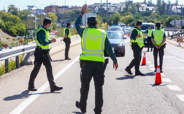 Agentes de la guardia Civil vigilan un control en Madrid durante el estado de alarma