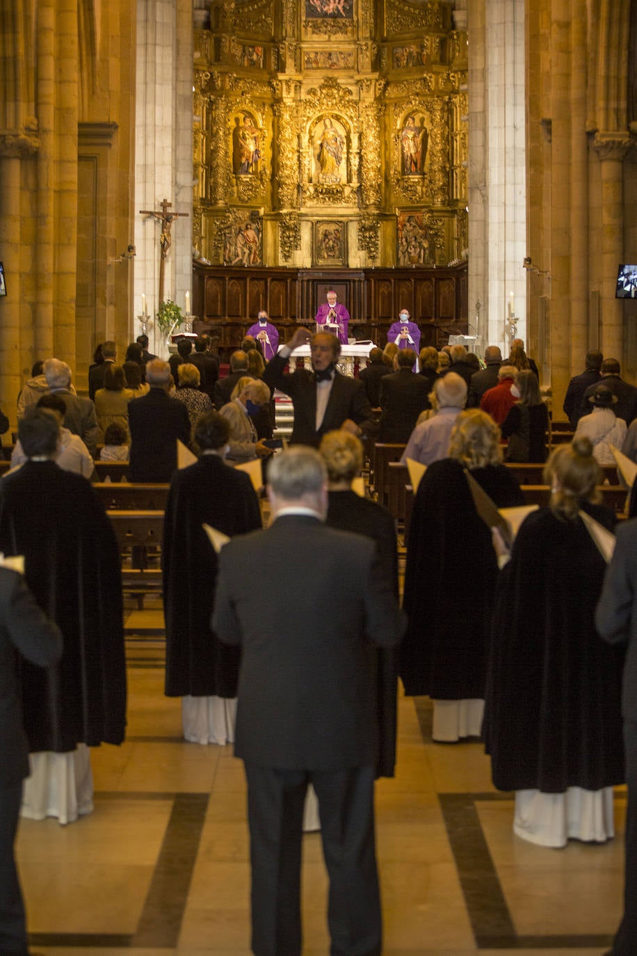 La Catedral de Santander ha celebrado este mediodía una misa en memoria y recuerdo de Vital Alsar, el primero de los homenajes que la ciudad ha preparado para poner en valor la figura del marino.
