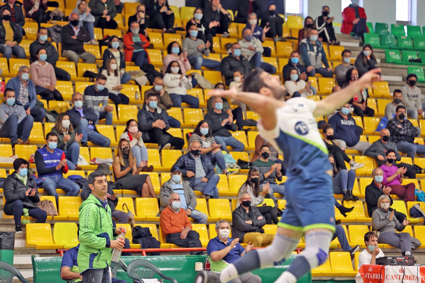 Los cántabros no empiezan la campañade Superliga con buen pie en su pabellón y caen ante el cuadro balear