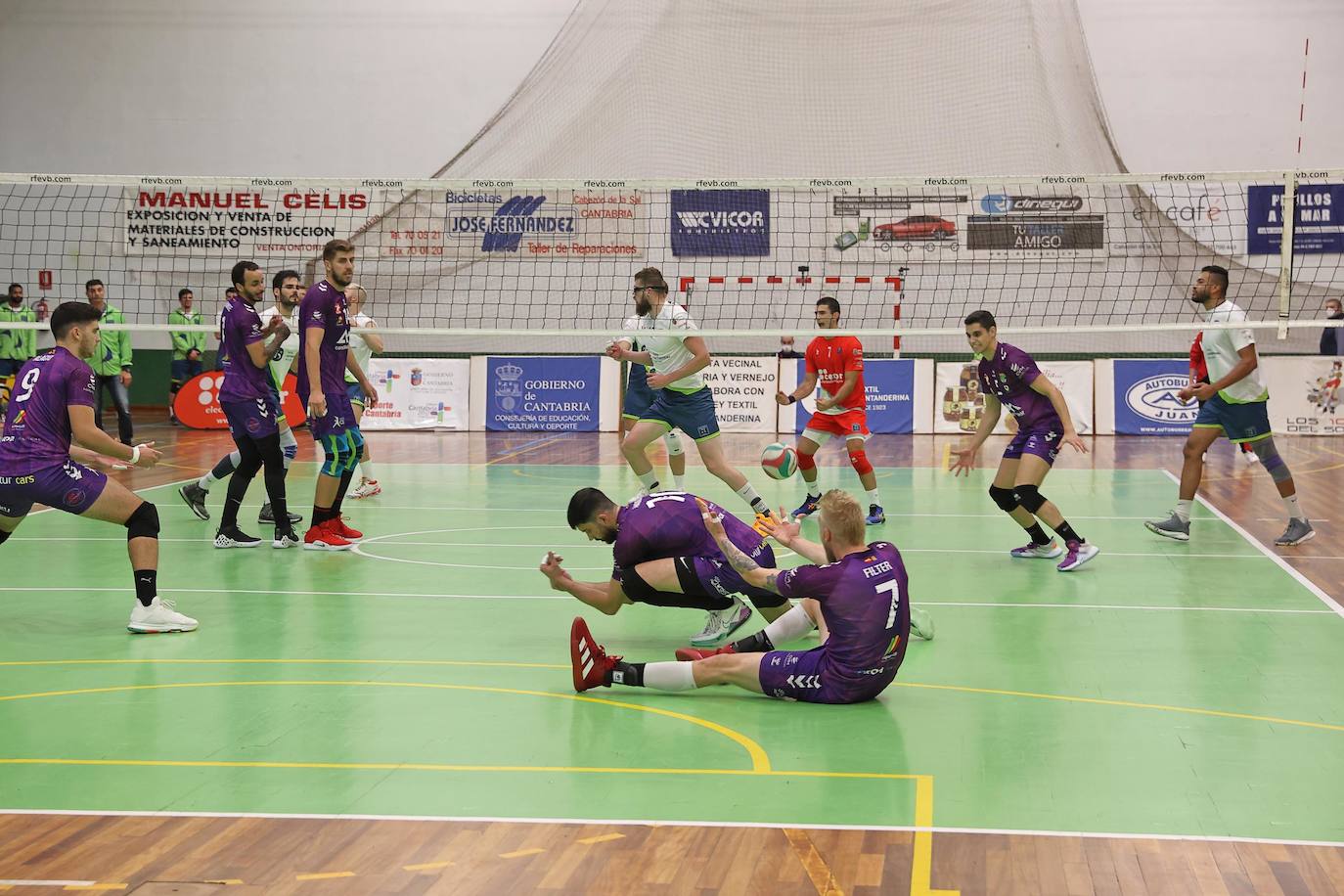 Los cántabros no empiezan la campañade Superliga con buen pie en su pabellón y caen ante el cuadro balear