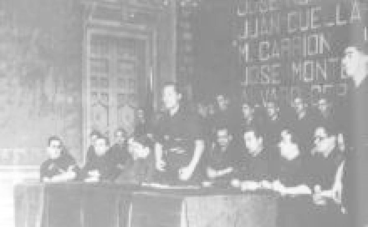 Foto antigua de José Antonio Primo de Rivera, fundador de la Falange, en el Teatro Pereda de Santander
