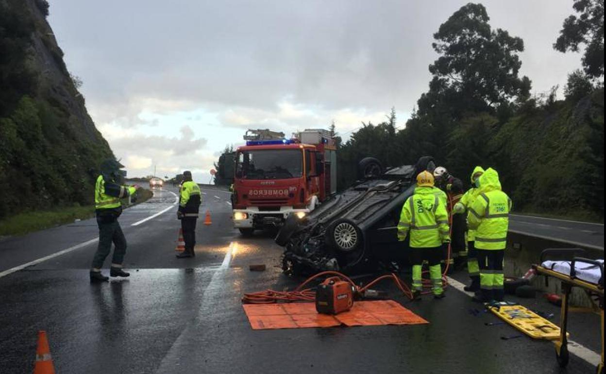 Los bomberos excarcelan a una mujer atrapada en un turismo tras sufrir un accidente en la A-8