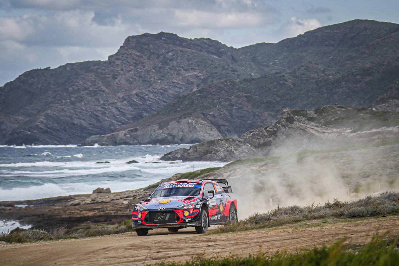 El cántabro Dani Sordo (Hyundai) ganó este domingo, por segundo año consecutivo, el Rally de Cerdeña, sexta de las ocho mangas del Mundial de rallies (WRC), en una prueba en que su compañero belga Thierry Neuville fue segundo y el francés Sébastien Ogier (Toyota) terminó tercero.