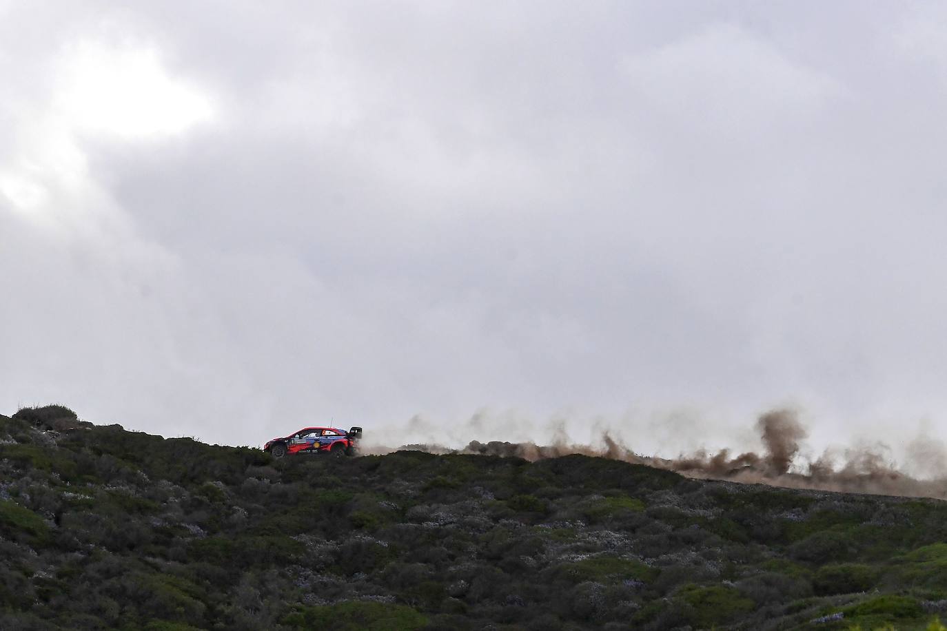 El cántabro Dani Sordo (Hyundai) ganó este domingo, por segundo año consecutivo, el Rally de Cerdeña, sexta de las ocho mangas del Mundial de rallies (WRC), en una prueba en que su compañero belga Thierry Neuville fue segundo y el francés Sébastien Ogier (Toyota) terminó tercero.