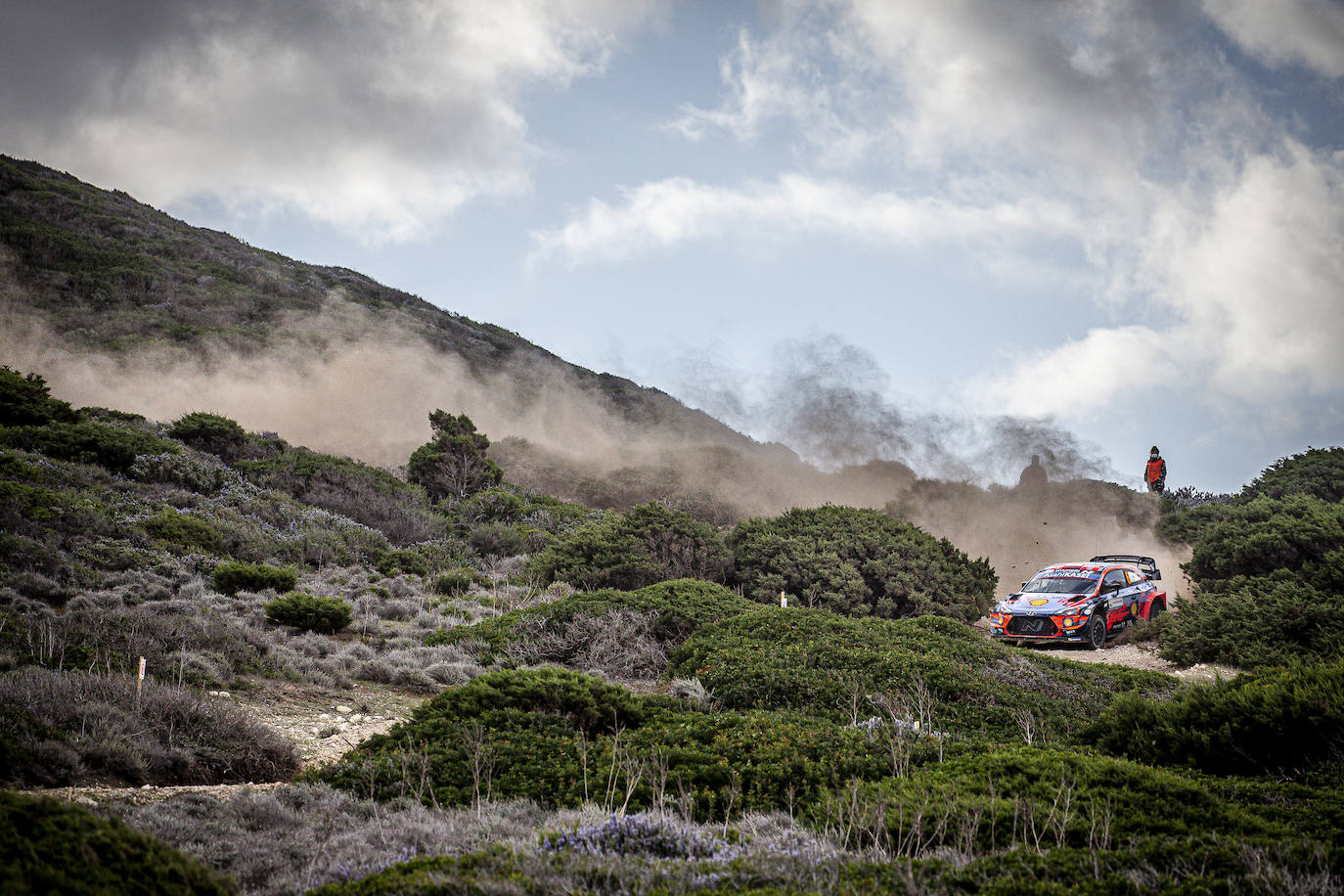 El cántabro Dani Sordo (Hyundai) ganó este domingo, por segundo año consecutivo, el Rally de Cerdeña, sexta de las ocho mangas del Mundial de rallies (WRC), en una prueba en que su compañero belga Thierry Neuville fue segundo y el francés Sébastien Ogier (Toyota) terminó tercero.