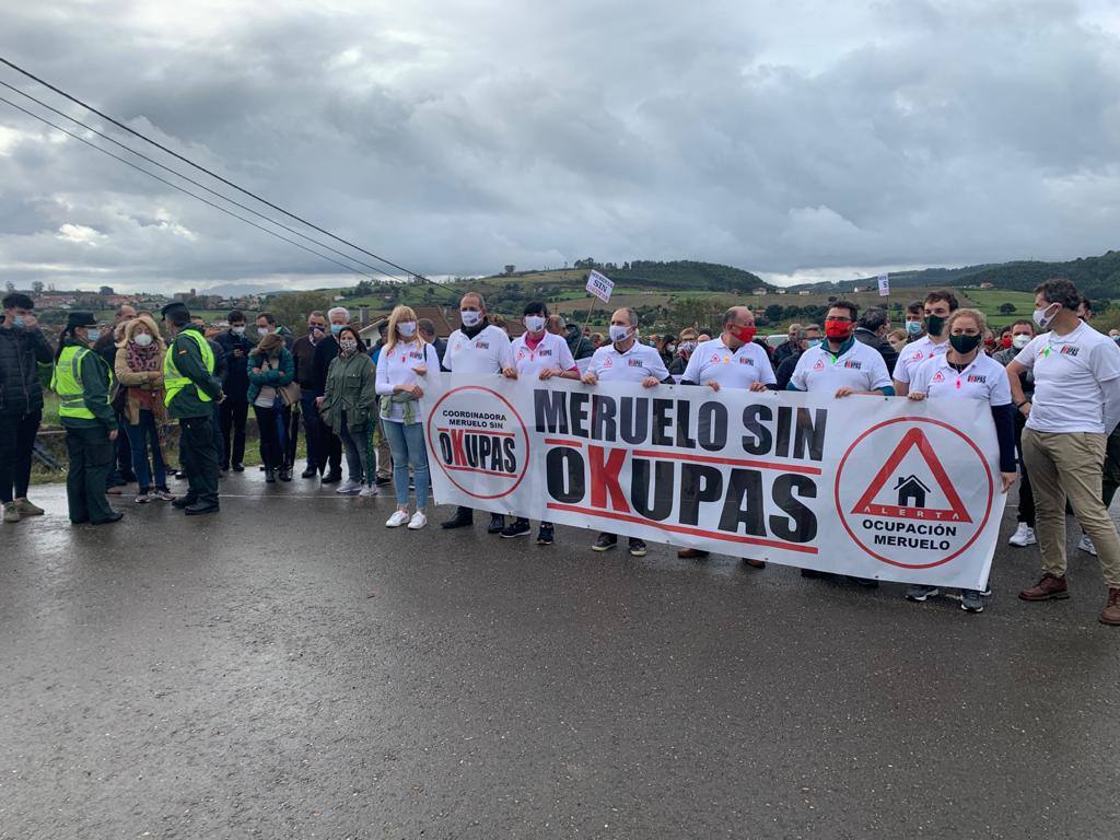 La Coordinadora Meruelo Sin Okupas ha celebrado este domingo la manifestación en contra de las ocupaciones ilegales de viviendas en el municipio que estaba prevista para el pasado 26 de septiembre pero que tuvo que aplazarse por motivos climatológicos. En la manifestación los vecinos han llevado banderas, pegatinas y mascarillas repartidas con motivo de la cita anteriormente prevista. También se ha leído un manifiesto en contra de las ocupaciones en Meruelo y toda España.