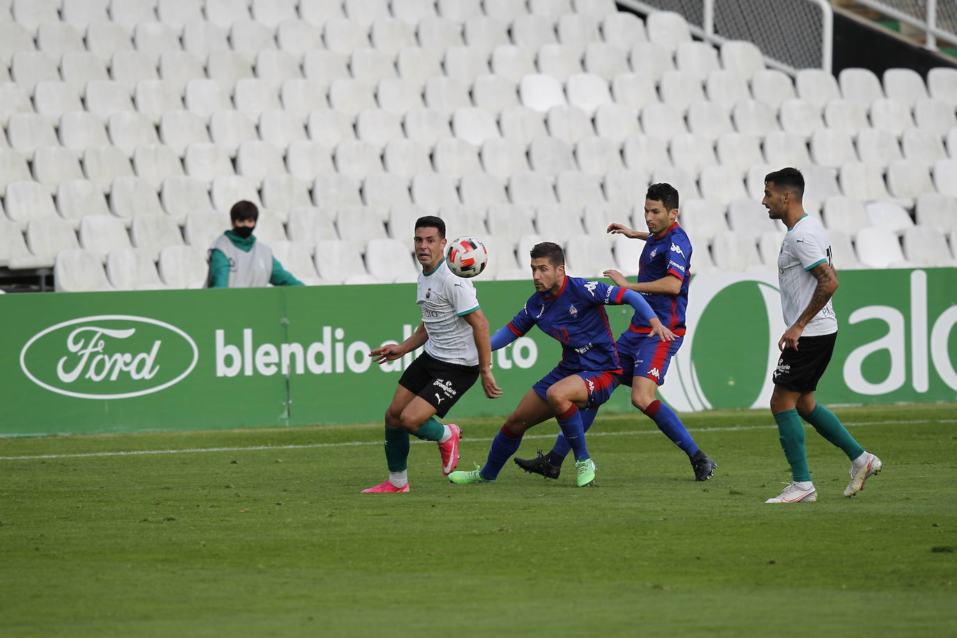 Los verdiblancos se adelantaron a los dos minutos de partido, pero los vizcaínos dieron la vuelta al marcador en los minutos finales tanto de la primera parte -empatando- como de la segunda