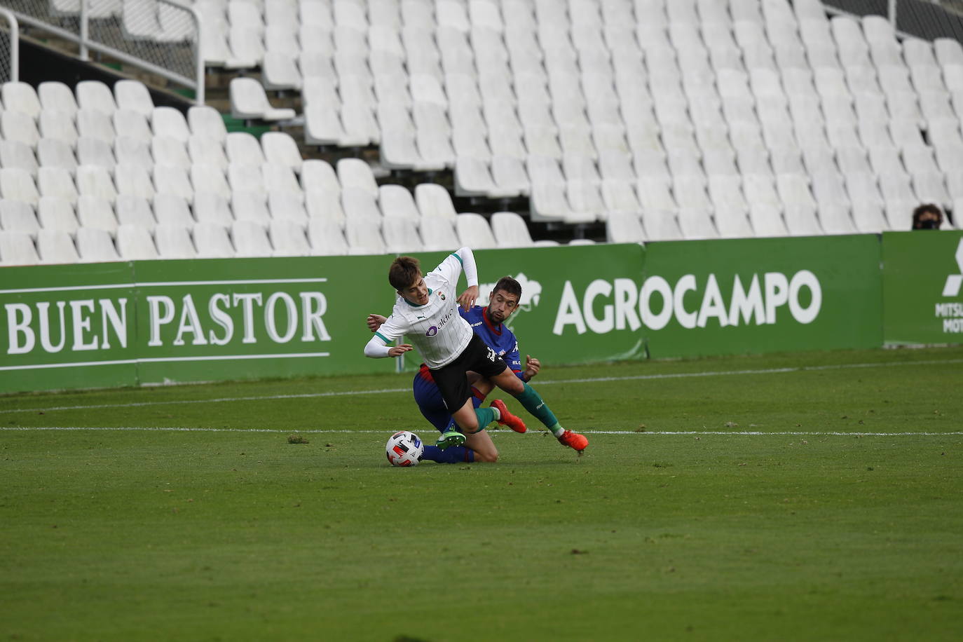 Los verdiblancos se adelantaron a los dos minutos de partido, pero los vizcaínos dieron la vuelta al marcador en los minutos finales tanto de la primera parte -empatando- como de la segunda