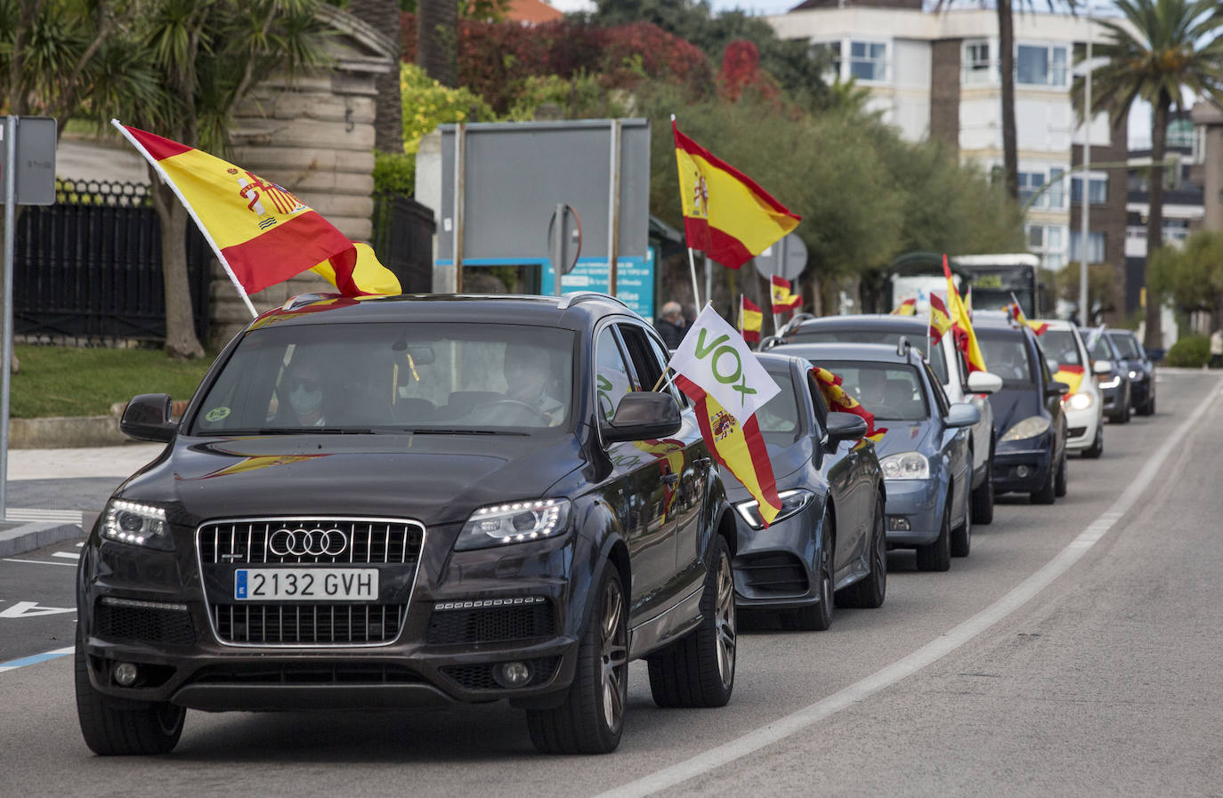 Decenas de vehículos han participado este mediodía en Santander en la marcha de protesta contra el Gobierno que ha organizado Vox por todo el país en el día de la Fiesta Nacional.