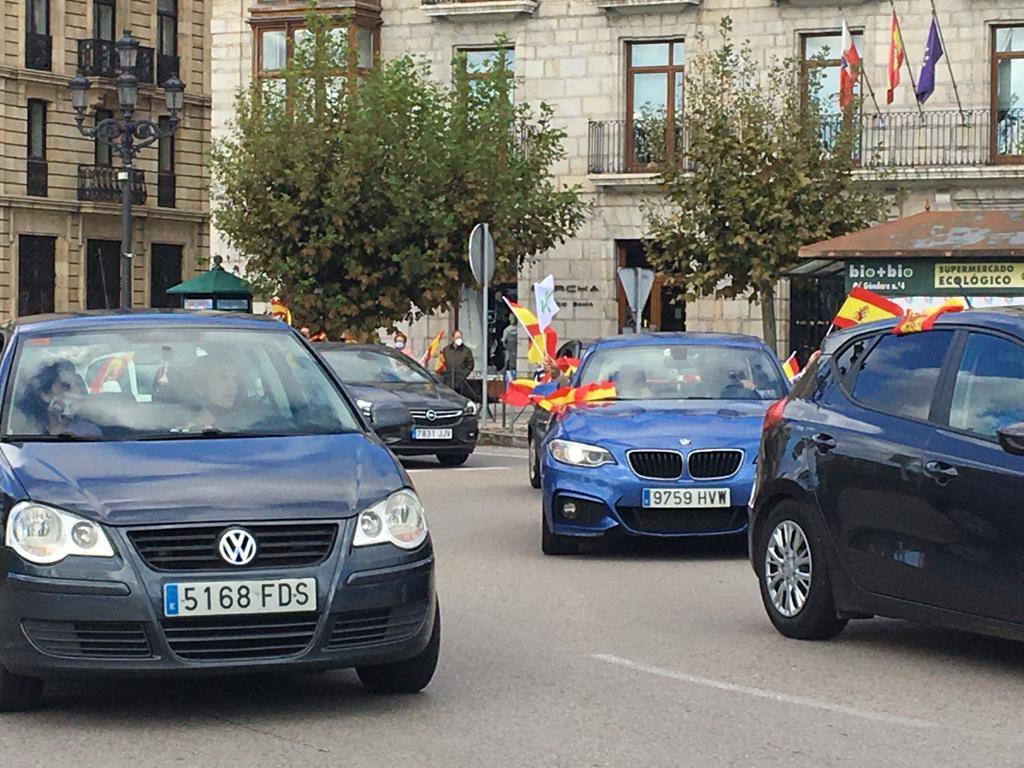 Decenas de vehículos han participado este mediodía en Santander en la marcha de protesta contra el Gobierno que ha organizado Vox por todo el país en el día de la Fiesta Nacional.