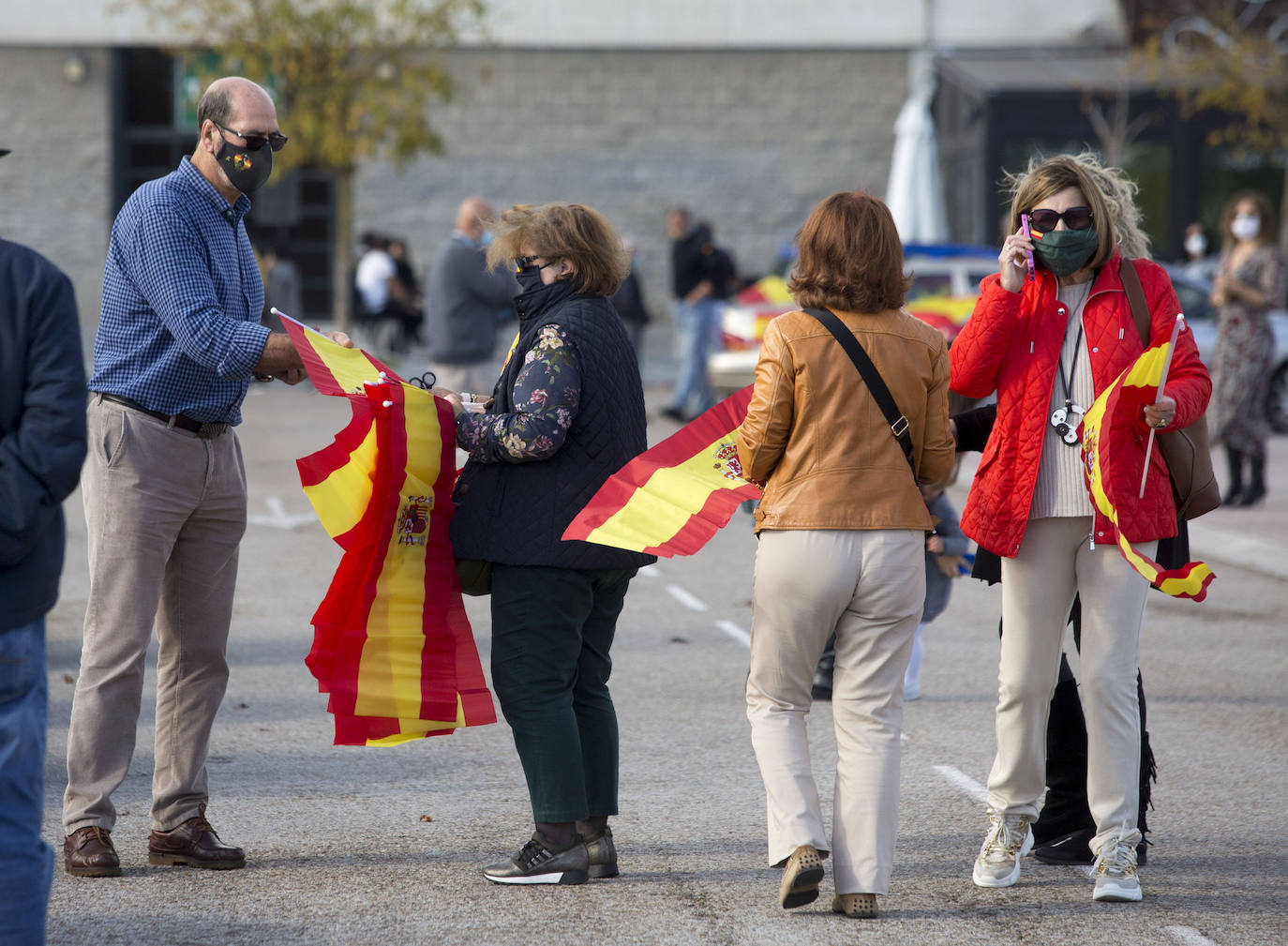 Decenas de vehículos han participado este mediodía en Santander en la marcha de protesta contra el Gobierno que ha organizado Vox por todo el país en el día de la Fiesta Nacional.