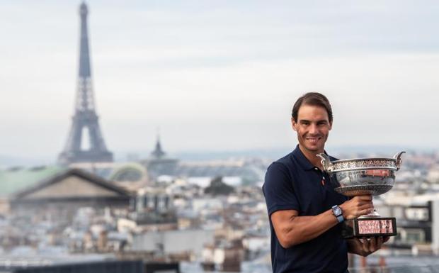 Nadal sujeta la Copa de los Mosqueteros, con la Torre Eiffel al fondo. 