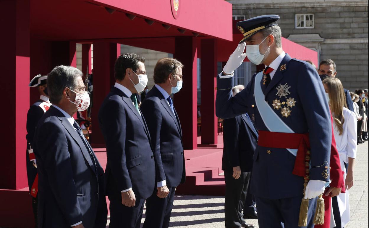 Revilla recibe el saludo del rey Felipe VI.