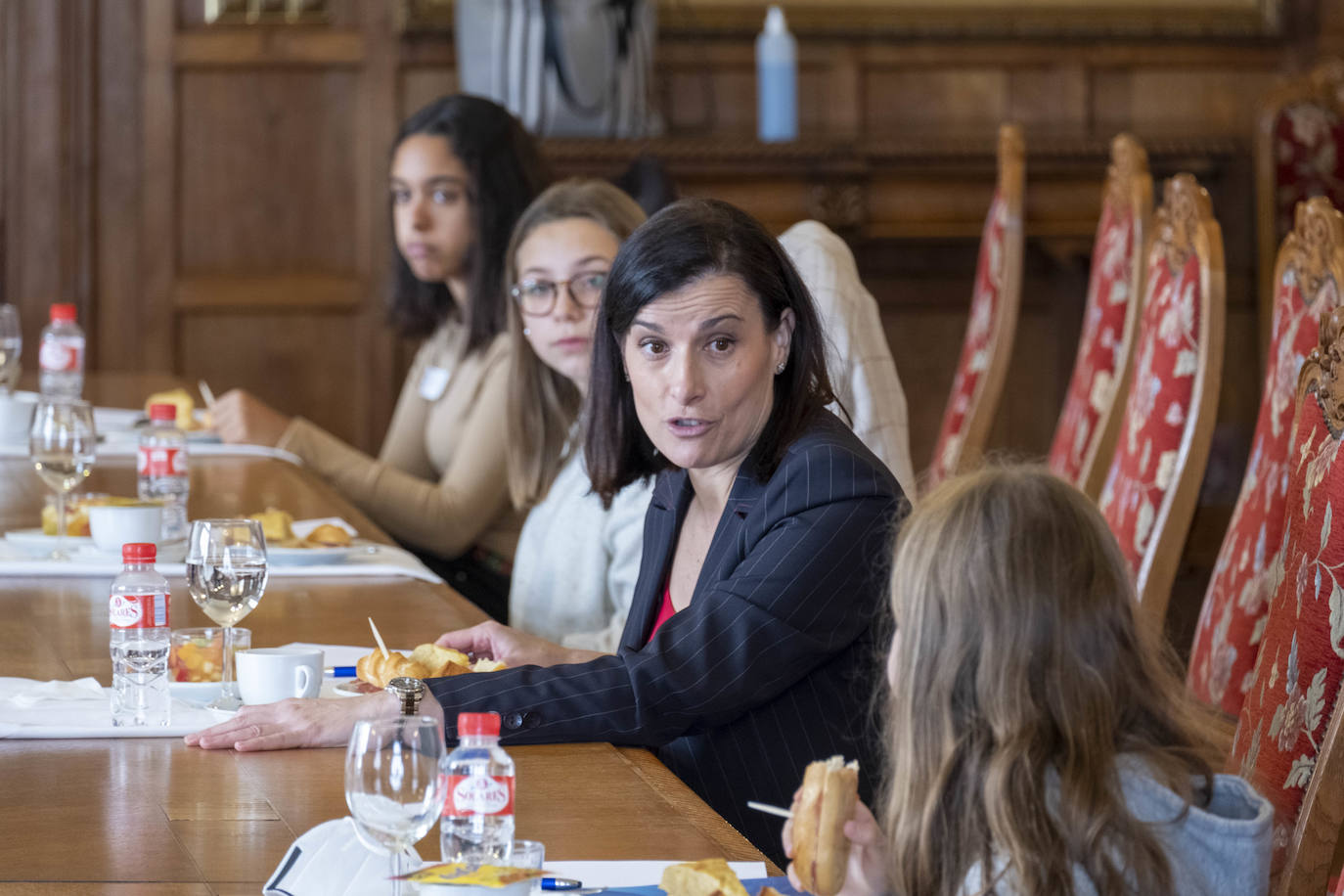 El Ayuntamiento de Santander organizó un desayuno entre la alcaldesa, Gema Igual, el concejal de Igualdad, Álvaro Lavín, y siete niñas de la ciudad en el Palacio de la Magdalena