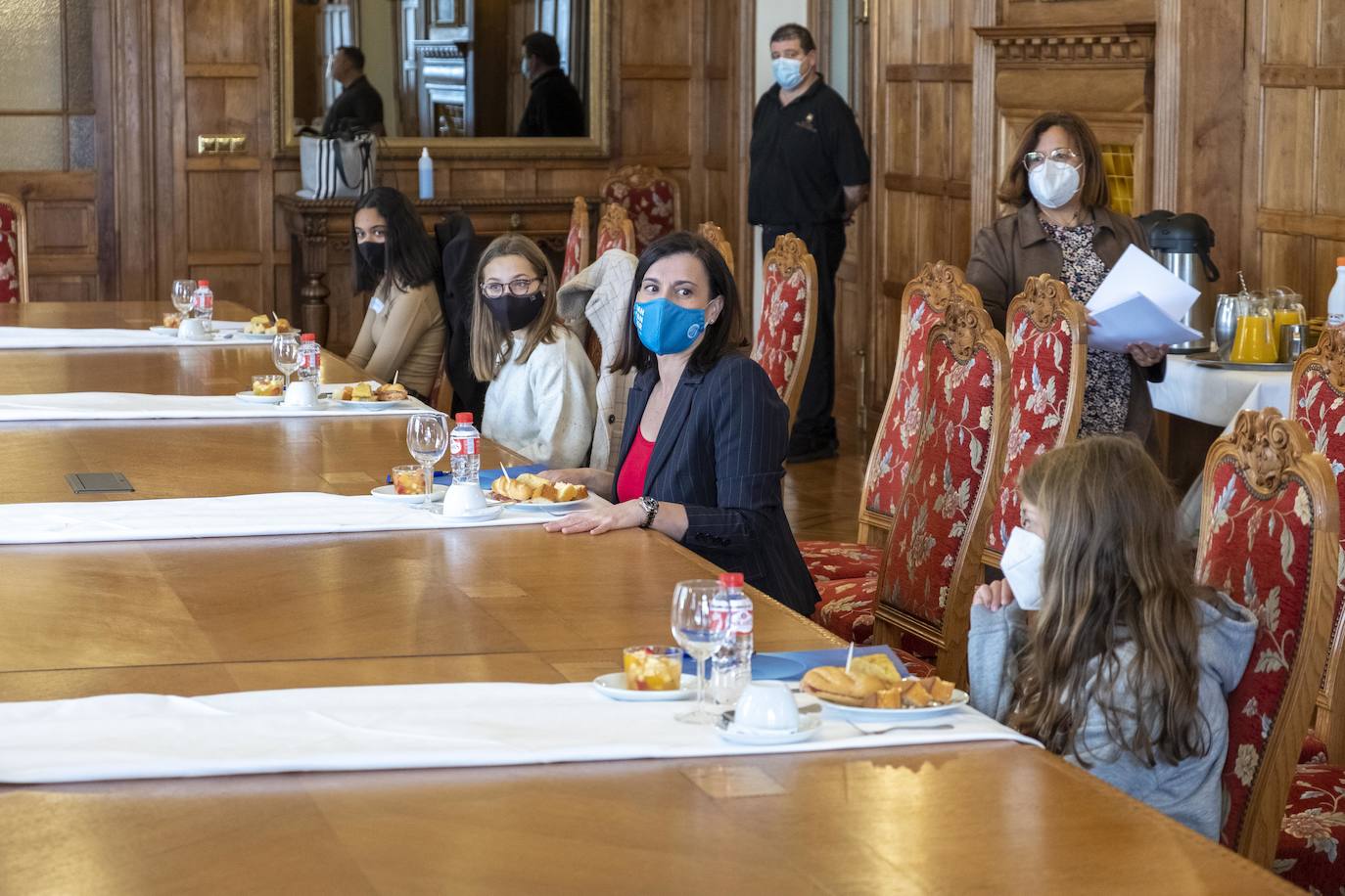 El Ayuntamiento de Santander organizó un desayuno entre la alcaldesa, Gema Igual, el concejal de Igualdad, Álvaro Lavín, y siete niñas de la ciudad en el Palacio de la Magdalena