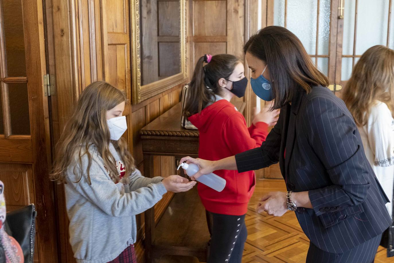 El Ayuntamiento de Santander organizó un desayuno entre la alcaldesa, Gema Igual, el concejal de Igualdad, Álvaro Lavín, y siete niñas de la ciudad en el Palacio de la Magdalena