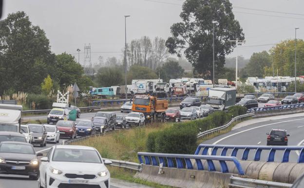 Atasco que se ha formado tras el accidente