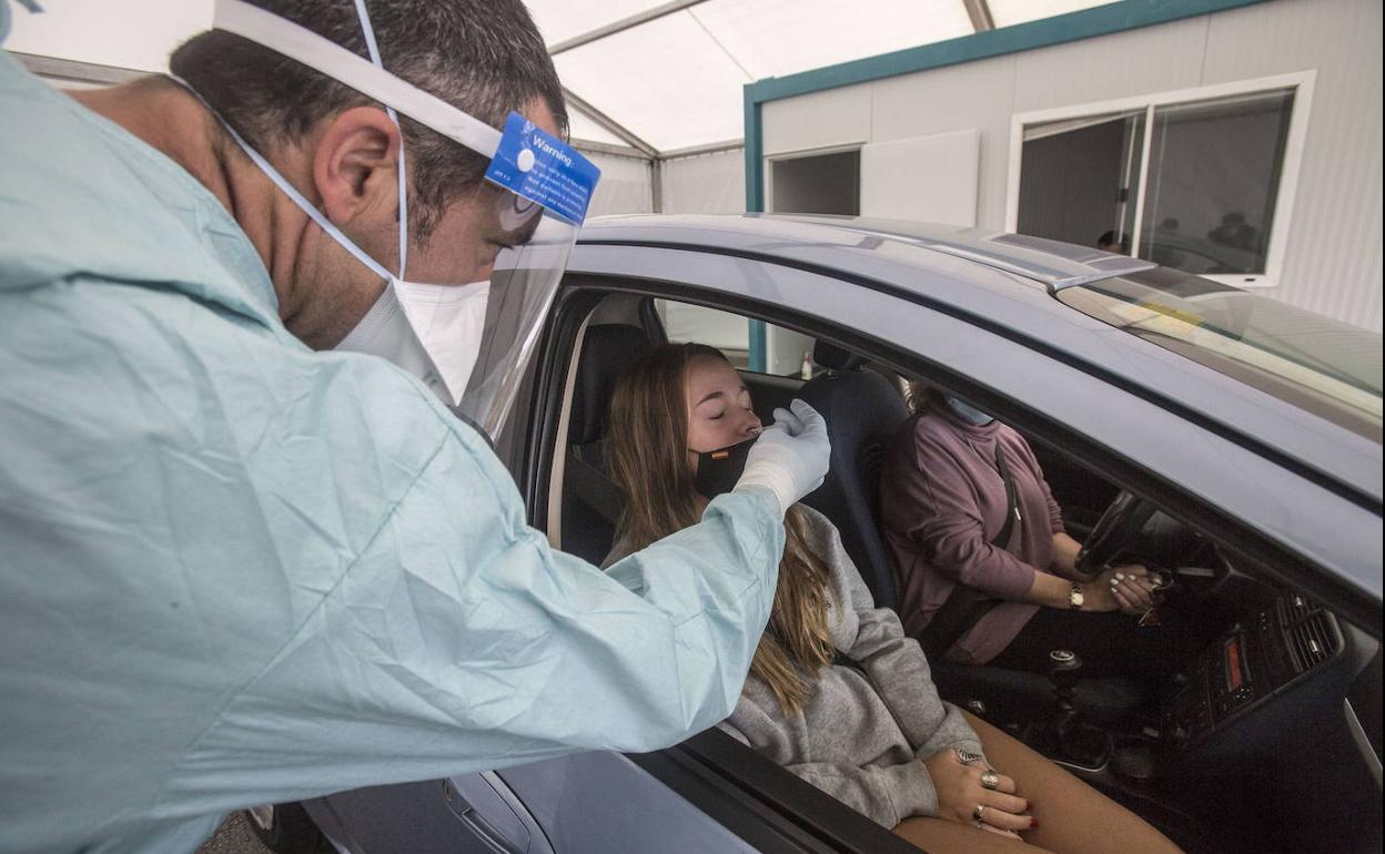 Imagen de archivo de realización de pruebas PCR en el coroauto de El Sardinero.
