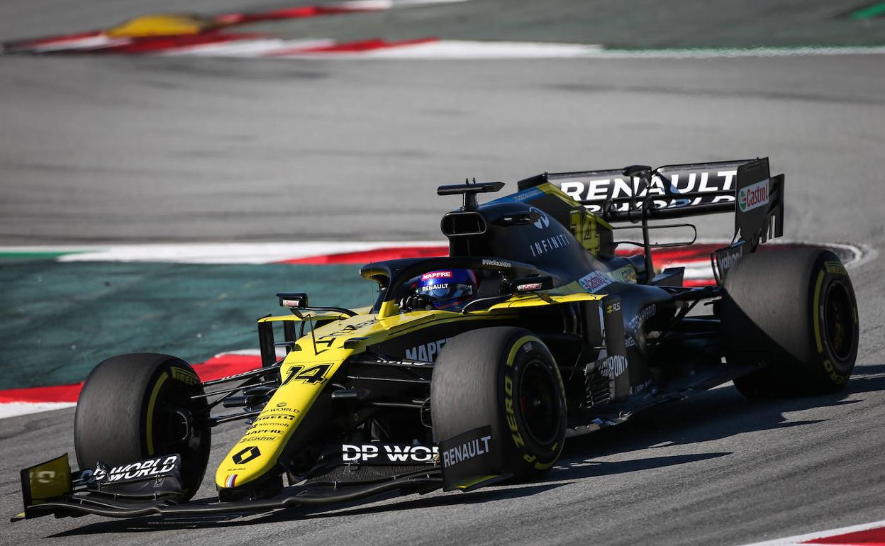 Fernando Alonso rueda en Montmeló. 