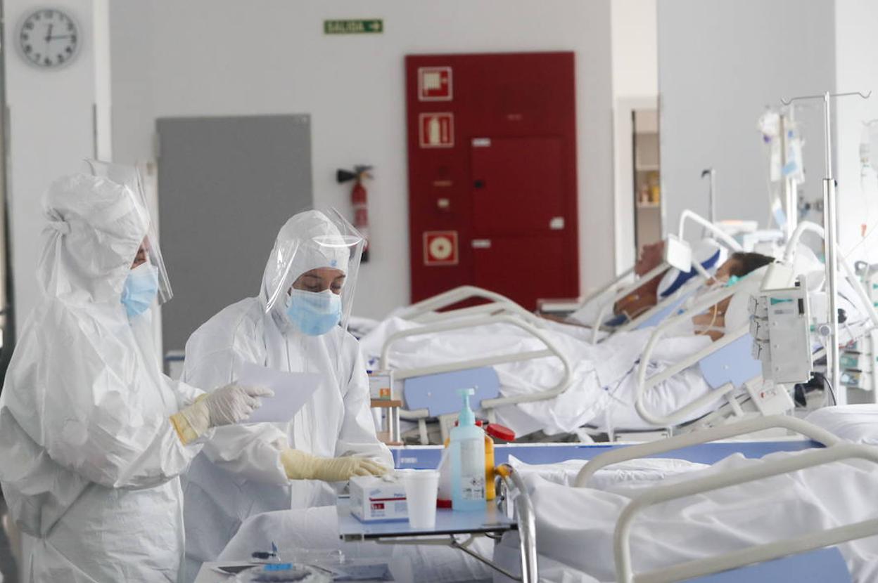Unidad de cuidados intensivos (UCI) del Hospital Marqués de Valdecilla en el Pabellón 15, donde se atiende a los pacientes críticos de covid. 