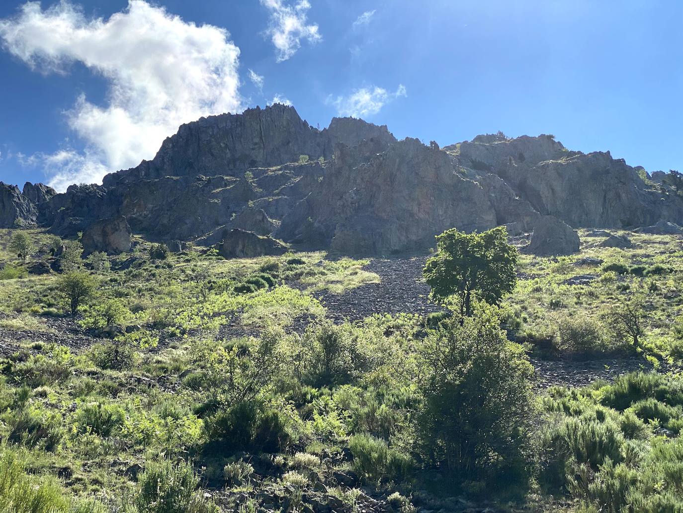 A escasos 50 kilómetros de la ciudad de León se puede disfrutar de una ruta de media montaña, apta para niños, donde ver espectaculares formaciones de roca caliza