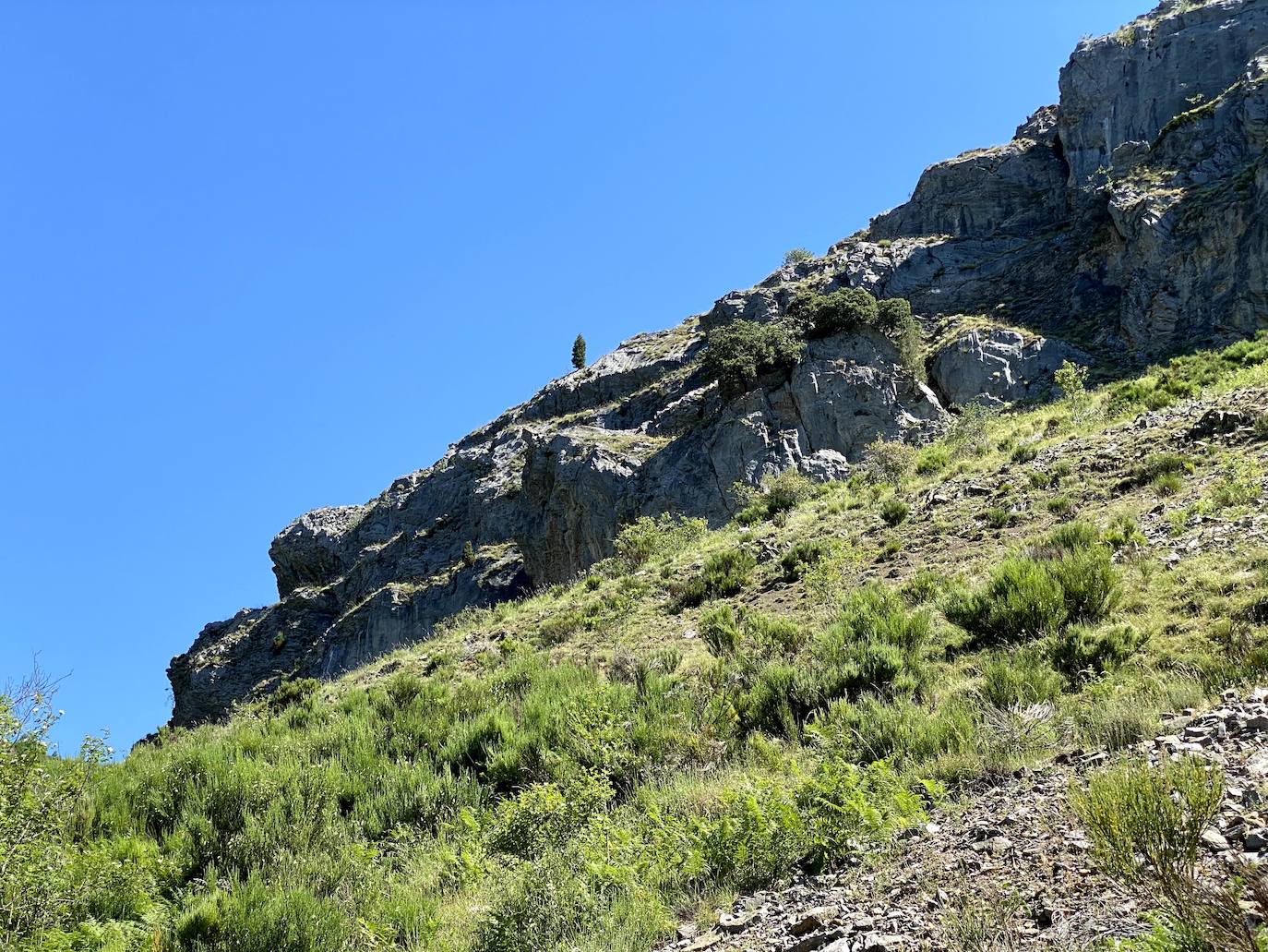 A escasos 50 kilómetros de la ciudad de León se puede disfrutar de una ruta de media montaña, apta para niños, donde ver espectaculares formaciones de roca caliza