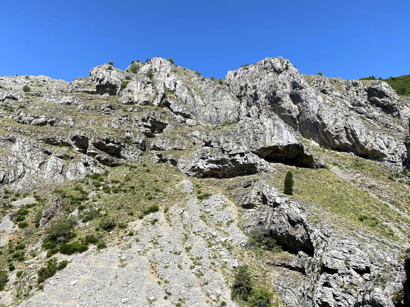 A escasos 50 kilómetros de la ciudad de León se puede disfrutar de una ruta de media montaña, apta para niños, donde ver espectaculares formaciones de roca caliza