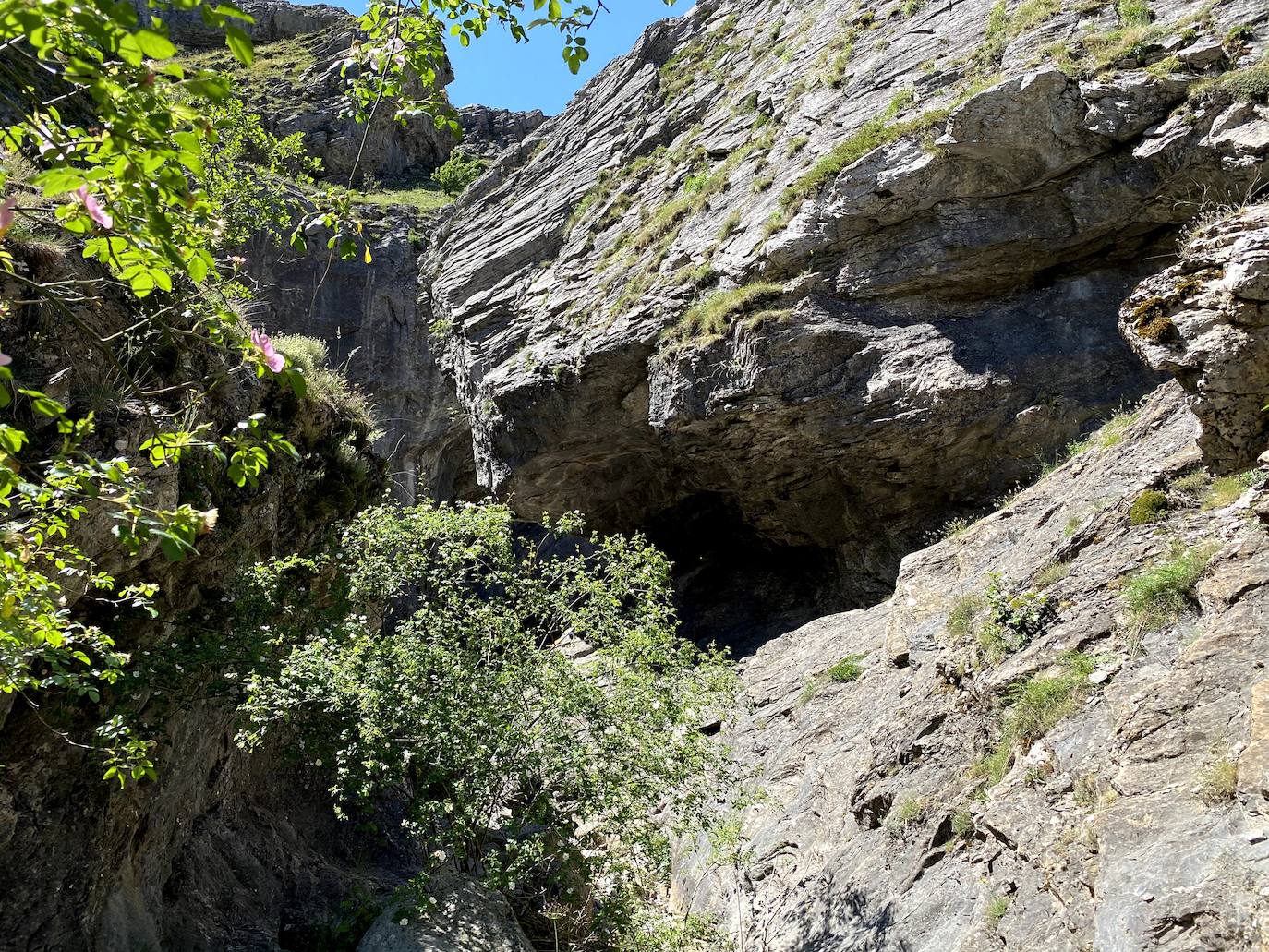 A escasos 50 kilómetros de la ciudad de León se puede disfrutar de una ruta de media montaña, apta para niños, donde ver espectaculares formaciones de roca caliza