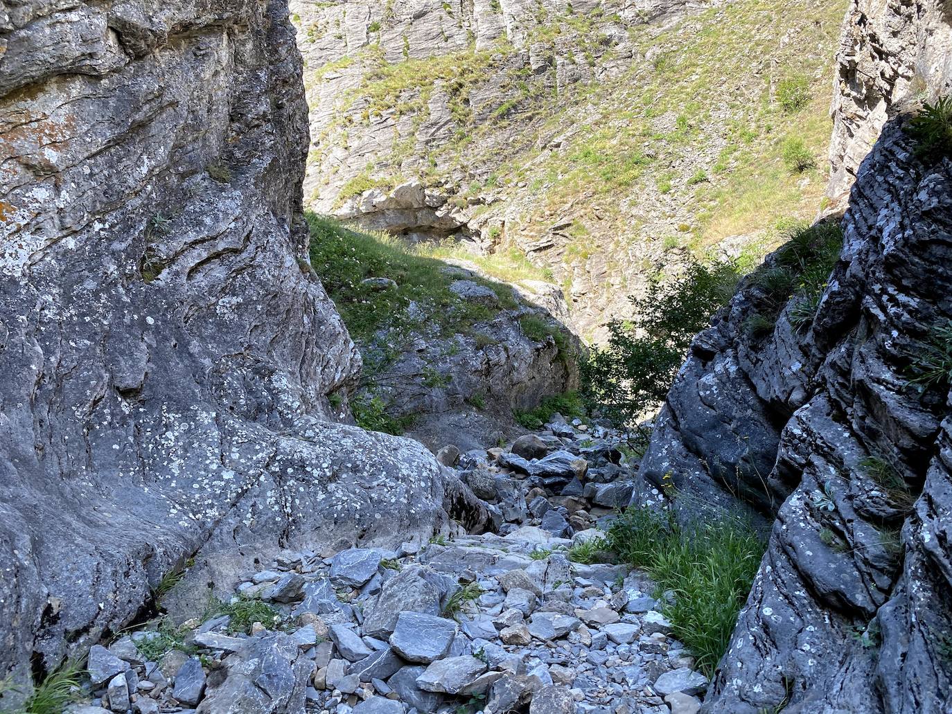 A escasos 50 kilómetros de la ciudad de León se puede disfrutar de una ruta de media montaña, apta para niños, donde ver espectaculares formaciones de roca caliza